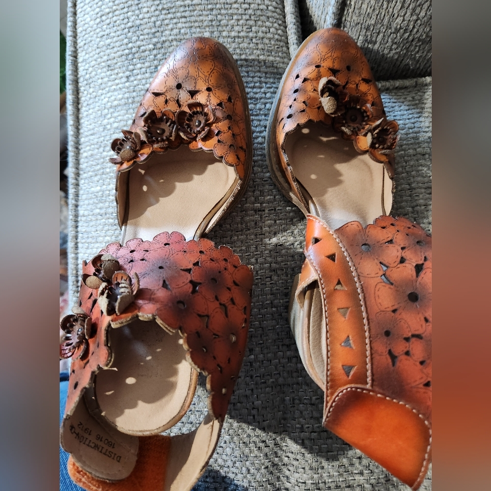 Spring step Lartiste siz 10 EU 41 orange rust color heels zip closure 3d flowers